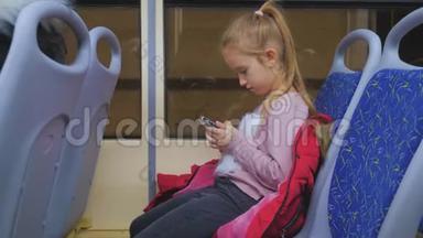 一个<strong>年轻</strong>少女在现代<strong>火车上</strong>坐着智能手机的生活方式。